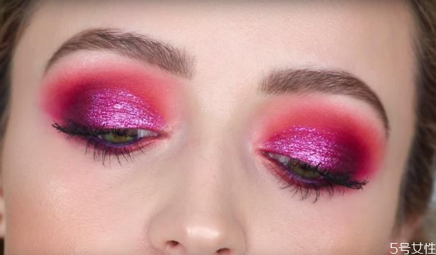 亮片眼影涂在哪个位置图片,亮片眼影涂在哪个位置