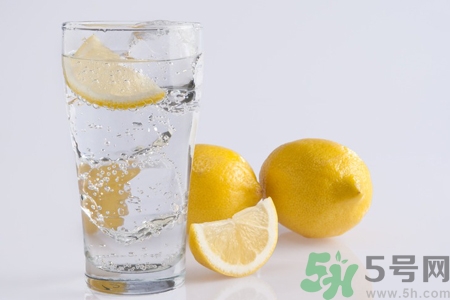 晚上喝柠檬片泡水好吗(晚上喝柠檬片泡水好吗)