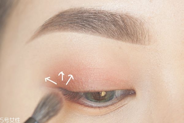 正确使用卸妆水的步骤(卸妆水的正确使用方法步骤)