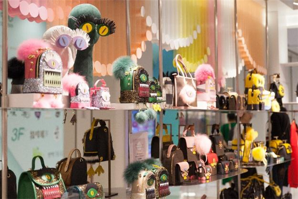 菲安妮包包怎么样,菲安妮的包适合多大的人背