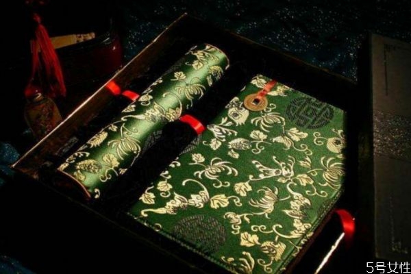 丝绸衣服掉色了能恢复,真丝衣服怎么洗不掉色 丝绸衣服掉色了能恢复,真丝衣服怎么洗不掉色