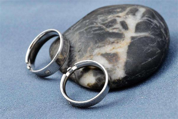 对戒可以不一样吗,对戒必须一模一样吗