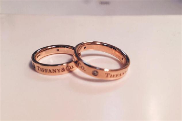 对戒买铂金还是黄金好,对戒是黄金好还是铂金好