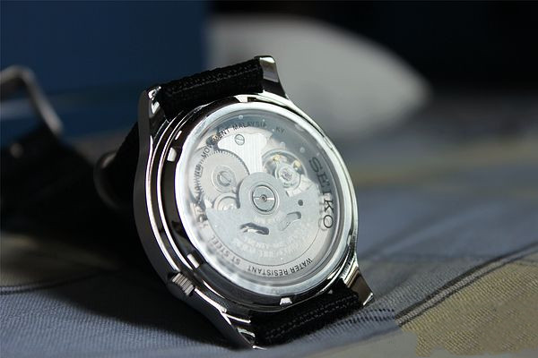 手表睡觉时放在哪里,自动机械手表晚上放置