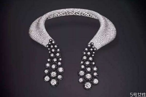 黑色钻石和普通的钻石,黑色钻石原石独有的特征