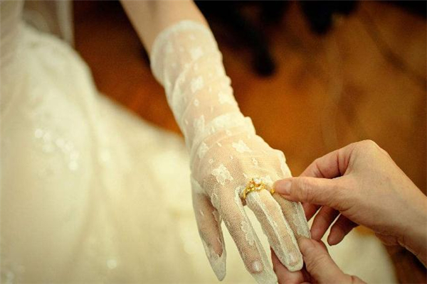 婚戒是男方买还是互相买,男方的婚戒是谁来买