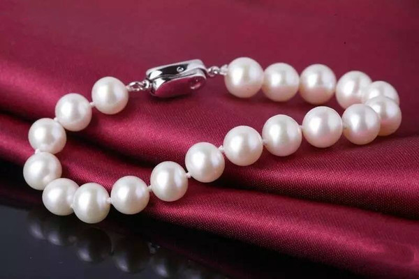 珍珠手链戴哪只手好,珍珠手链戴哪只手好适合年轻人戴吗? 珍珠手链戴哪只手好,珍珠手链戴哪只手好适合年轻人戴吗?