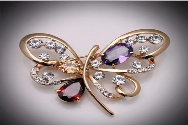 胸针戴左边还是右边女士,胸针戴在哪边 胸针戴左边还是右边女士,胸针戴在哪边