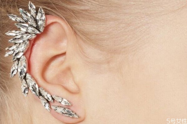 如何佩戴耳夹,耳夹要怎么戴