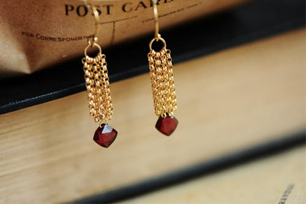 耳坠怎么搭配衣服,耳钉搭配衣服 耳坠怎么搭配衣服,耳钉搭配衣服