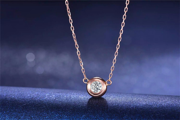 项链和衣服怎么搭配,项链的搭配技巧