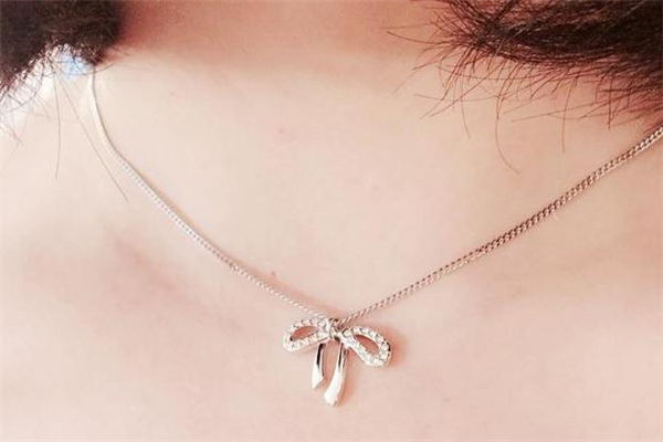 脖子粗的人适合戴什么项链,脖子短粗的人适合戴什么项链