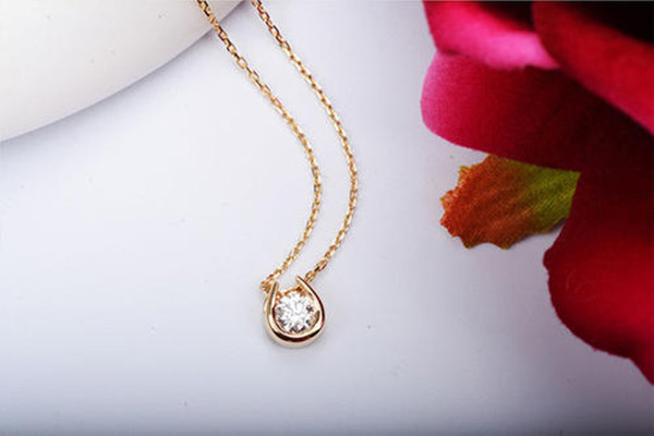 18k金钻石吊坠值钱吗,18k金钻石项链坠