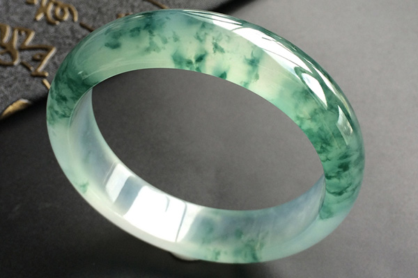 网购翡翠手镯靠谱吗,网上购买玉镯靠不靠谱