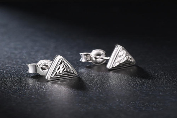 适合男生的耳钉,如何选耳钉