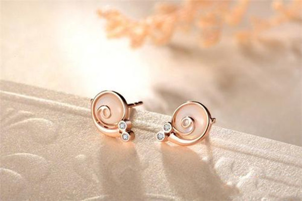 k金耳钉图片,打耳洞可戴k金的耳钉吗 k金耳钉图片,打耳洞可戴k金的耳钉吗