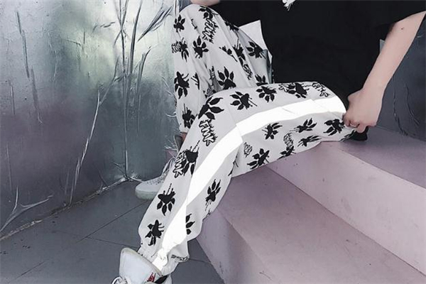 印花运动裤,印花运动裤怎么搭配上衣