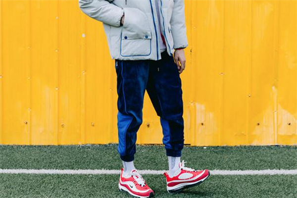 束脚休闲裤配什么鞋子,束脚休闲裤应该搭什么上衣