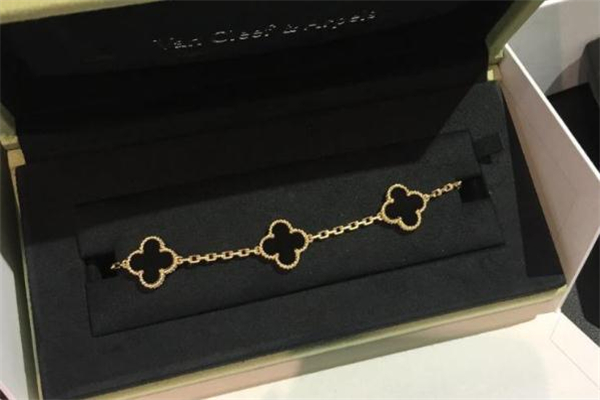 梵克雅宝五花手链是黄金的吗,梵克雅宝五花手链是黄金的还是玫瑰金的?