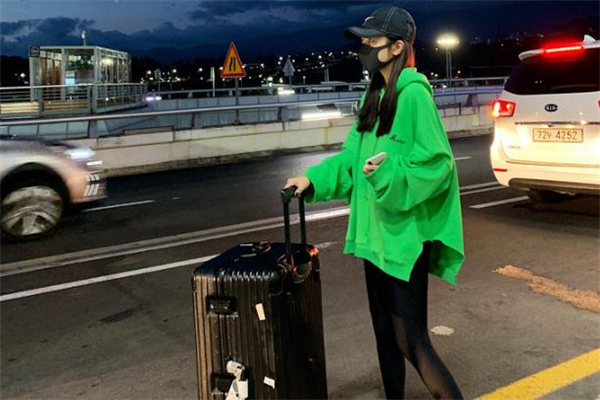 绿色连帽卫衣如何搭配,绿色连帽卫衣配什么外套