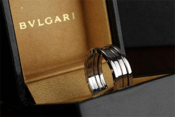 宝格丽弹簧戒指会弹动吗,宝格丽弹簧戒指是什么材质