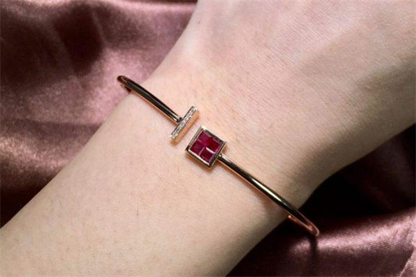 18k金手镯值得买吗,18k金钻石手镯保值吗