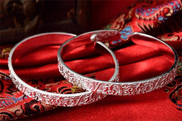 熊银匠银饰怎么样,熊银匠的银饰是纯银吗 熊银匠银饰怎么样,熊银匠的银饰是纯银吗