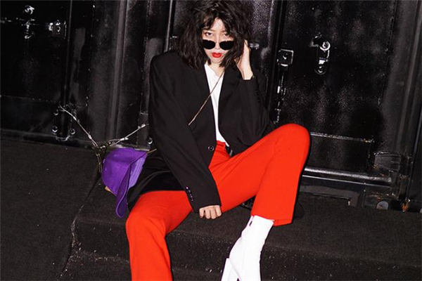 黑色廓形西装搭配,黑色廓形西装搭配什么裤子