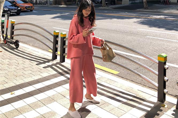 粉色运动套装配什么外套,粉色运动套装配什么鞋子