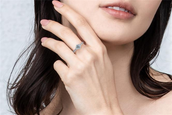 谢瑞麟和通灵的区别,谢瑞麟和通灵谁家钻戒好