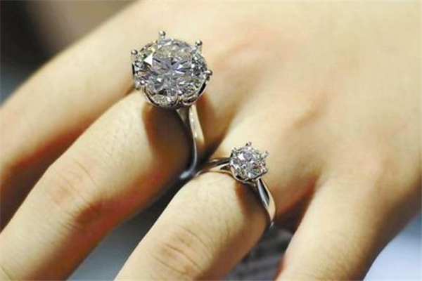 通灵珠宝和周大福哪个好,周大福珠宝怎么样?是大牌子吗