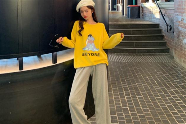 黄色卫衣配阔腿裤好看吗,黄色卫衣配阔腿裤