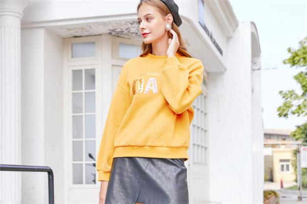 黄色卫衣配皮裙,黄色皮裙搭配