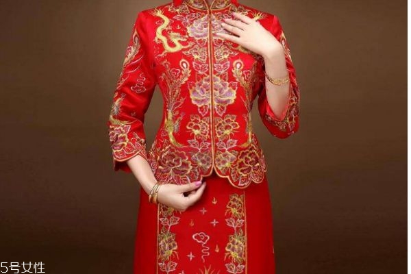 结婚穿的唐装是什么样的,结婚穿唐装还是婚纱好 结婚穿的唐装是什么样的,结婚穿唐装还是婚纱好