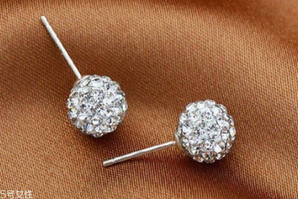 银耳环的好处,银耳环对身体有什么好处 银耳环的好处,银耳环对身体有什么好处