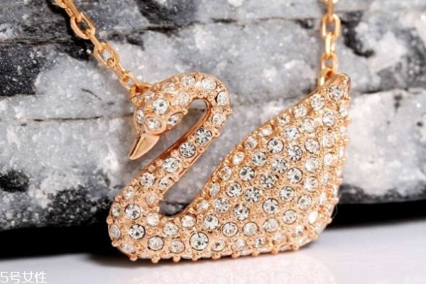 施华洛世奇的首饰是什么材料的,施华洛世奇珠宝系列