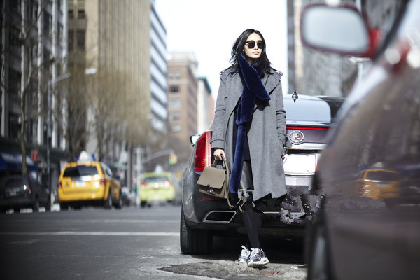 肩带怎么穿,三十五岁女人穿牛仔背带裤