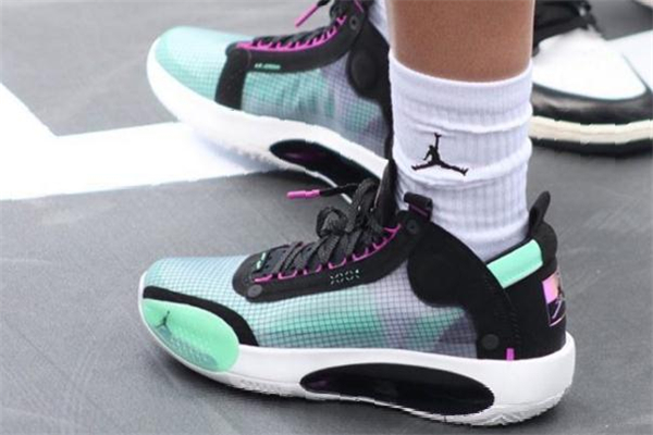 aj34和詹17哪个好,aj34和詹姆斯18