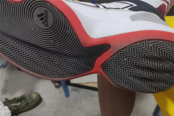 罗斯10能打水泥地吗,罗斯11可以打水泥地吗