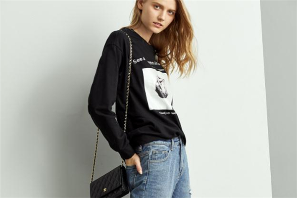 黑色卫衣搭配牛仔裤,黑色卫衣搭配牛仔裤好看吗