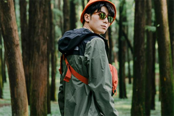 冲锋衣上面弄到油渍怎么办,冲锋衣沾了油渍怎么办?