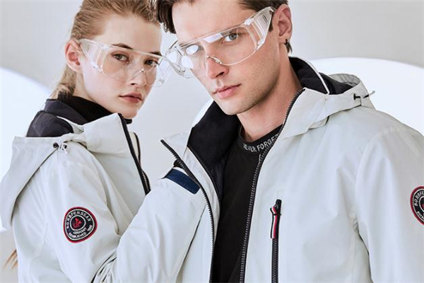 冲锋衣颜色怎么选,冲锋衣颜色怎么选白 粉 黑
