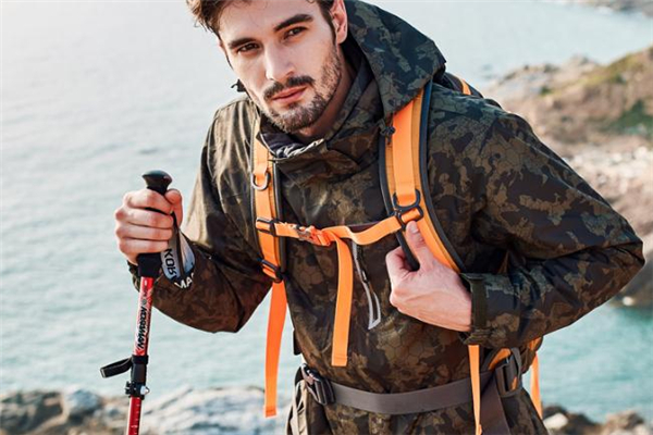 冲锋衣日常穿难看吗,冲锋衣平时穿好看吗