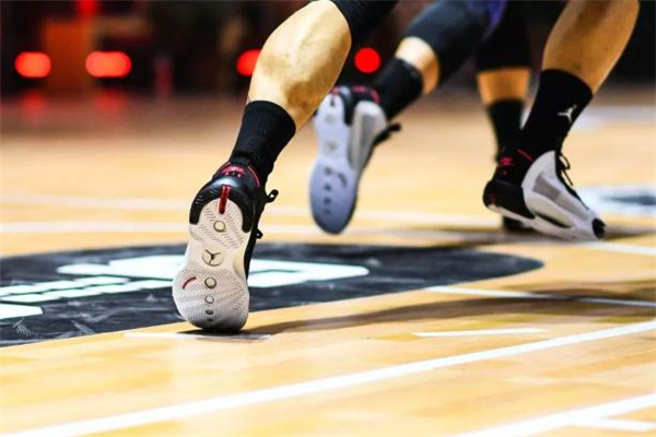 aj33和aj34哪个实战好,aj33和aj33se实战对比