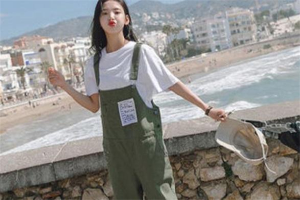 休闲背带裤搭配什么上衣,休闲背带裤配什么鞋子