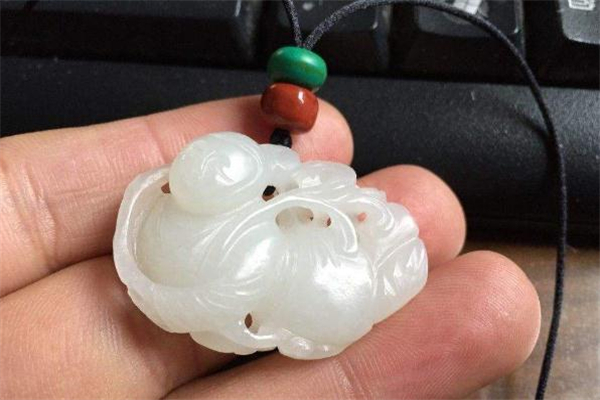 和田玉白玉和羊脂玉哪个好,和田玉和羊脂玉哪个更好 和田玉白玉和羊脂玉哪个好,和田玉和羊脂玉哪个更好