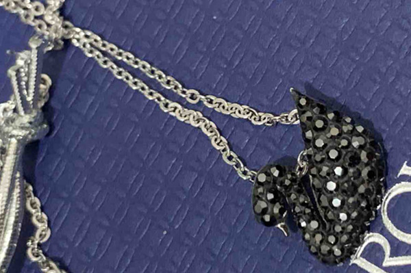 施华洛世奇是水晶吗,施华洛世奇水晶是什么意思