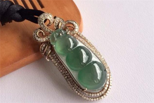 翡翠福豆适合什么人戴,豆种翡翠能戴的越来越好吗?