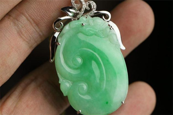 翡翠变色是假的吗,假翡翠是怎么做出来的?