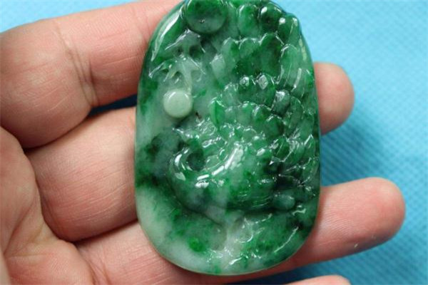 翡翠凤凰适合什么人佩戴,凤凰吊坠适合什么人戴